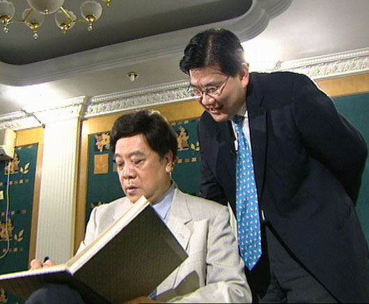 2006年，赵忠祥参加《可凡倾听》节目，与曹可凡的合影。